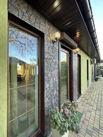 МИНИ отель из трёх домов в ЧЕРНОМОРСКЕ c ландшафтным дизайном 5 сотках - фото 1