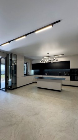 Сучасний будинок з ремонтом (з меблями) - фото 1