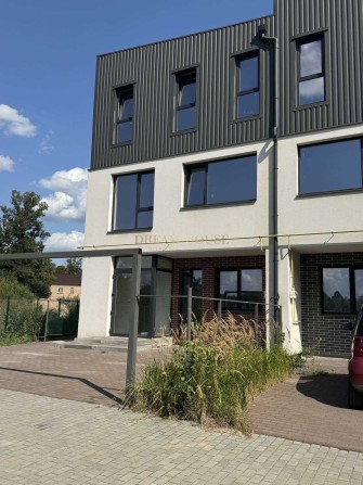 Таунхаус з мінімальним оформленням - фото 1