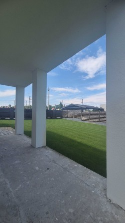 Дуже красивий будинок з готовим ландшафтним дизайном біля озера! - фото 1