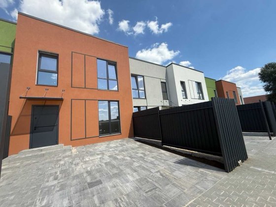 Двоповерховий танхаус з чистовим оздобленням , готовий до ремонту Гостомель