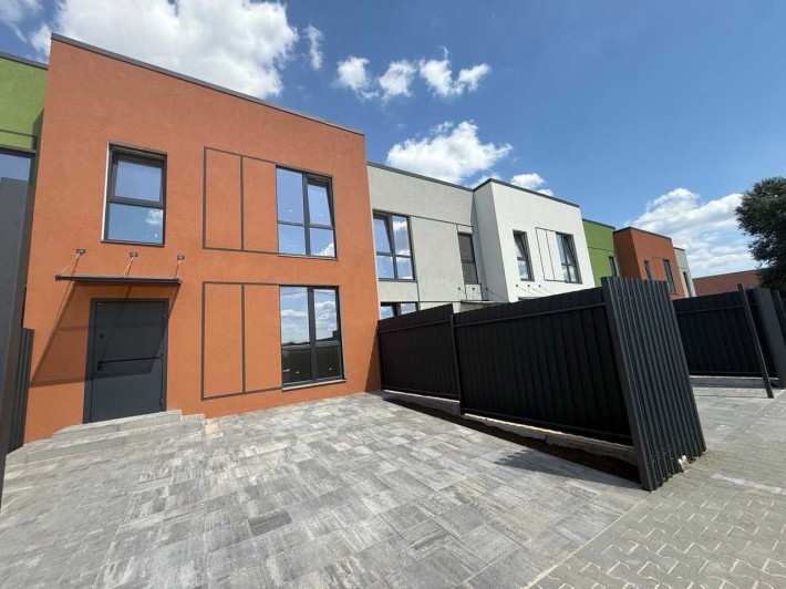 Двоповерховий танхаус з чистовим оздобленням , готовий до ремонту - фото 1