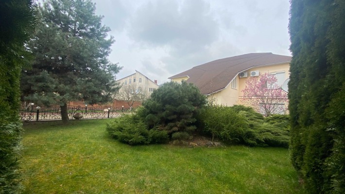 Продаж будинку в ЦЕНТРІ МІСТА З 10 КІМНАТАМИ - фото 1