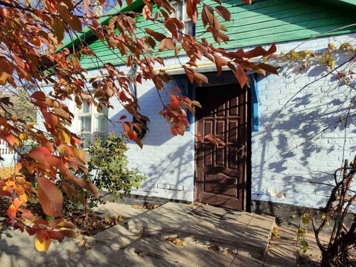 Будинок з 3 кімнат та господарськими будівлями - фото 1