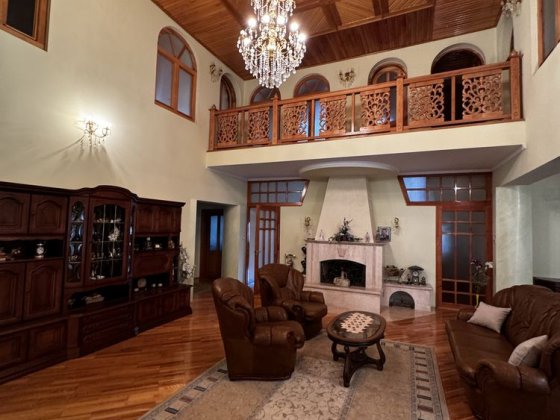 Продається триповерховий будинок в м. Мукачево. Мукачево