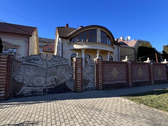 Продам будинок разом з комерційним приміщення в центрі м. Мукачева Мукачево