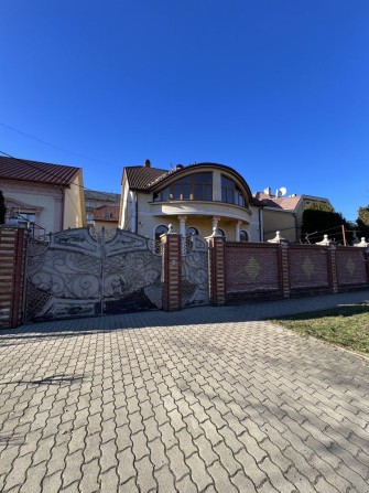 Продам будинок разом з комерційним приміщення в центрі м. Мукачева - фото 1