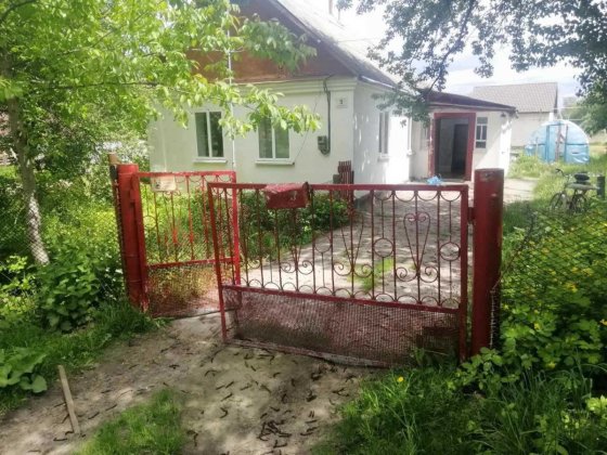 Продається будинок в м. Звягель з приватизованою ділянкою 8,5 соток. Звягель
