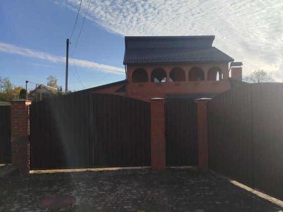 Продам 2-поверховий будинок 250 кв.м, ділянка 16 соток, затишний центр Звягель