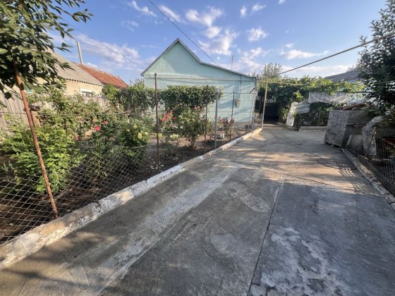 Будинок з 2 гаражами літнею кухнею та ділянкою Павлоград