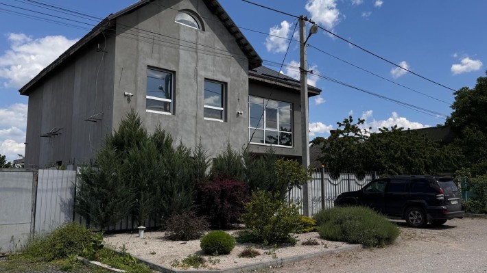 Сучасний двоповерховий будинок із гаражем , мансардою - фото 1