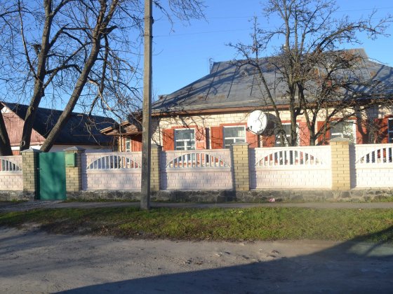 Продаю дом 100м кв обдожен плиткой Сміла