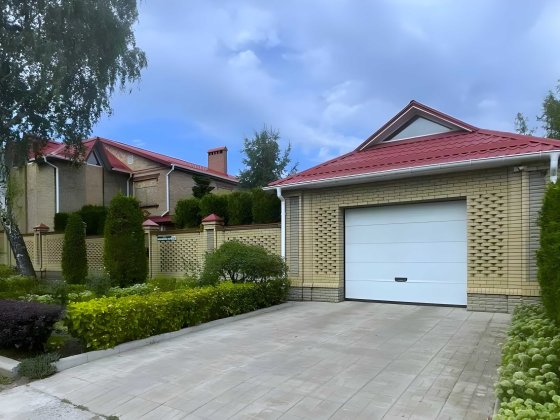 Продається розкішний двоповерховий будинок в центрі.