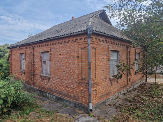 Будинок поряд з річкою Хмельник