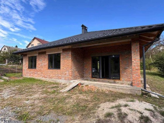 Продаж одноповерхового будинку в район Лезнево. 
Будинок біля озера Хмельницький