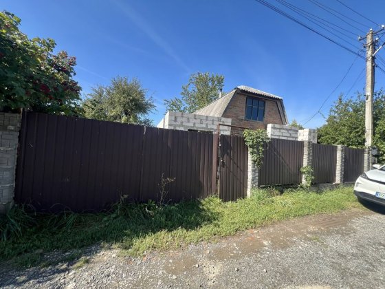 Будинок через дорогу від озера Хмельницький