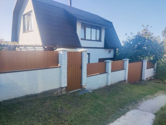 Будинок, де ранкова кава на терасі, вечори біля каміну, аромат саду… Хмельницький