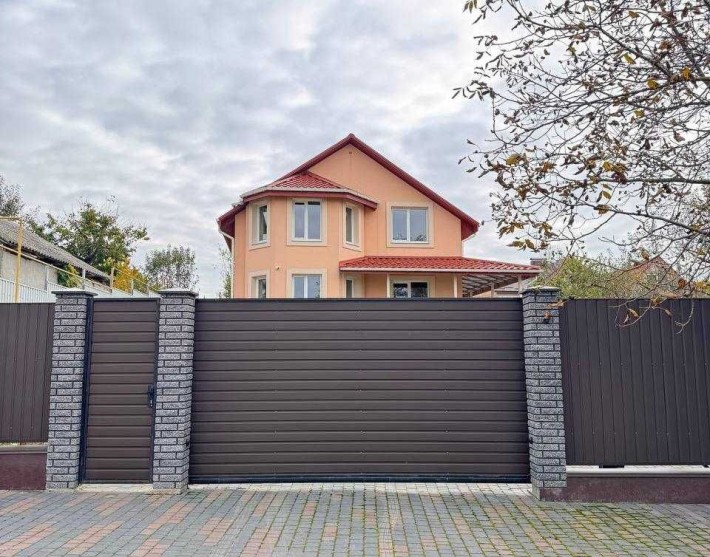 Продаж просторого приватного будинку, район Лезневе - фото 1