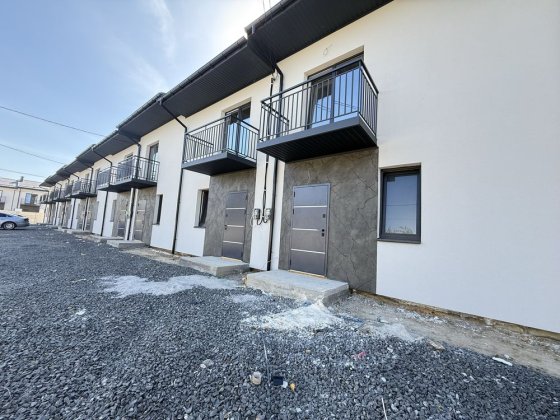 Продам боковий таунхаус поруч школа , асвальтований підʼїзд Якушинцы