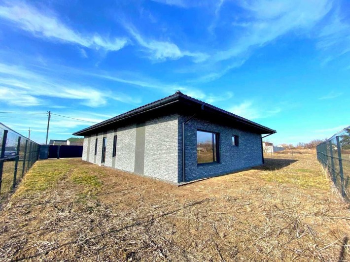 Продам современный дом пгт Обуховка ул Б.Хмельницкого - фото 1