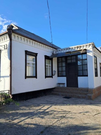 Продам хороший 5-комнатный дом. Удобства в доме. Гараж. - фото 1