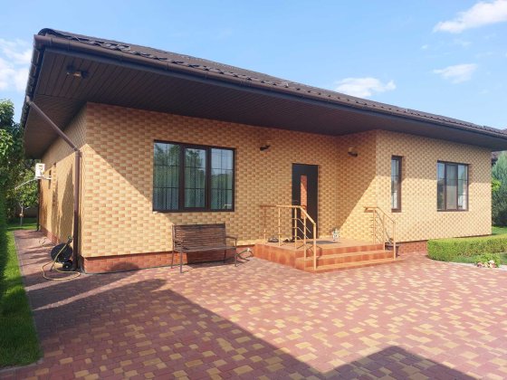 Продам  одноповерховий будинок в смт. Обухівка.