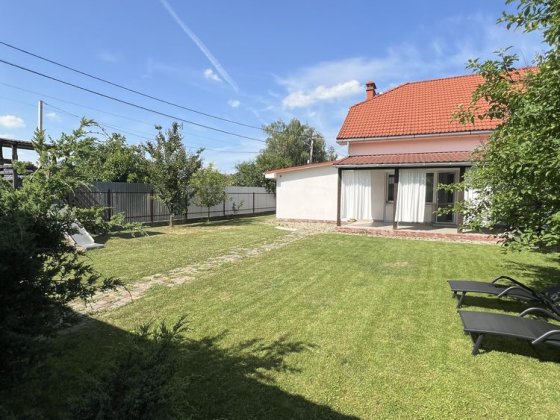 Продається двохповерховий котедж Сторожница