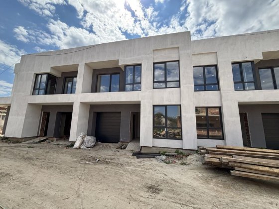 Продається таунхаус 135м².Ділянка 2сот. Угорники. Сирець. Комунікації Угорники