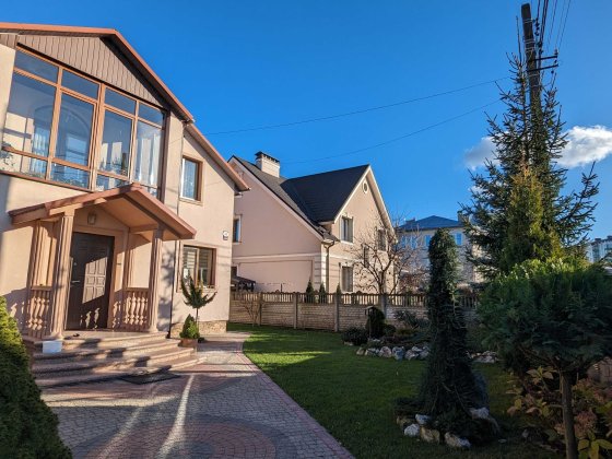 Особняк в ідеальній локації, земельна ділянка 8 соток, всі комунікації Крихівці