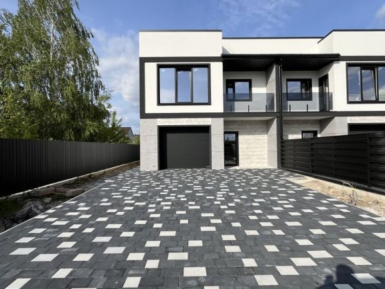 Продається дуплекс з гаражом. Земельна ділянка 5 сотих Крихівці