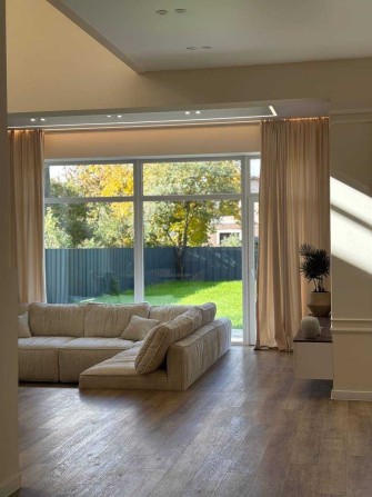 Будинок з дизайнерським ремонтом, поруч міського озера - фото 1