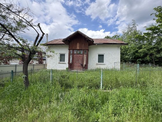 Земельна ділянка, будинок. Надворная