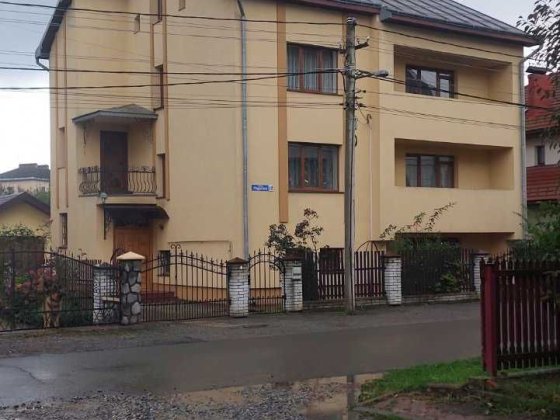 Продається добротний будинок. Крихівці