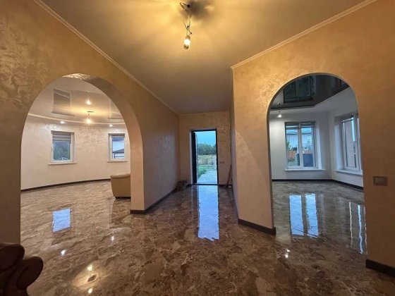 Просторий будинок з новим ремонтом Драгомирчани