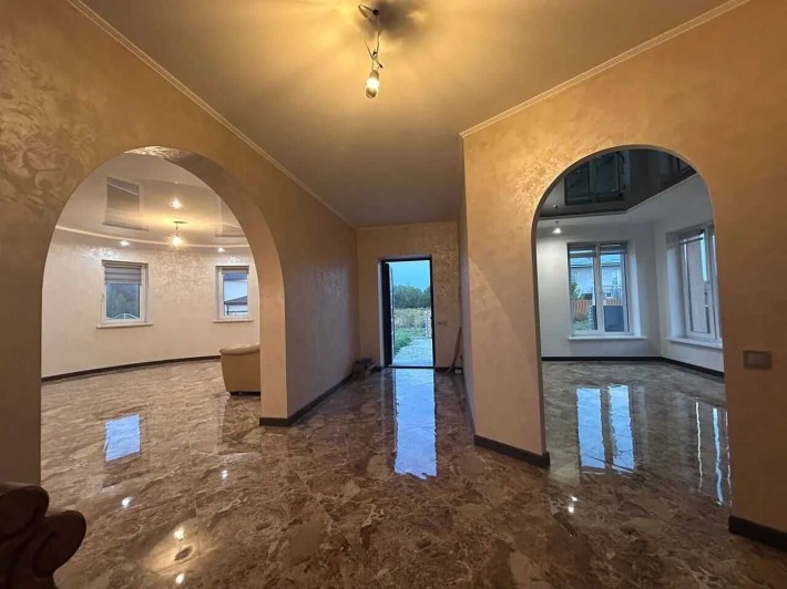 Просторий будинок з новим ремонтом - фото 1