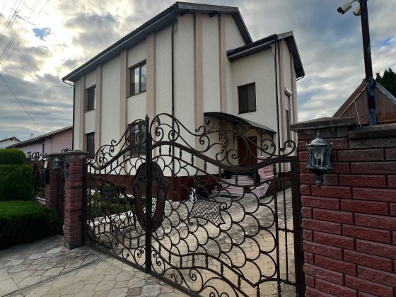 Продаю класний,стильний будинок,всього 10хв до Парку Шевченка та Озера Драгомирчани