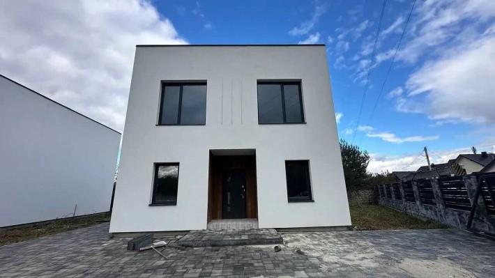 Зданий будинок поруч з містом - фото 1