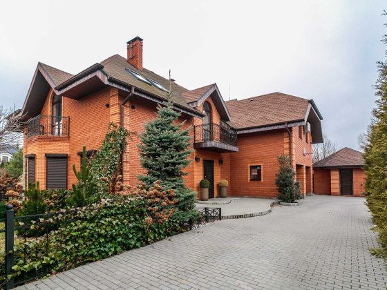 Будинок в Козині з сучасним ремонтом та великою ділянкою Козин