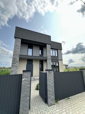 Будинок з червоної цегли в закритому КМ під Києвом Святопетрівське - фото 1