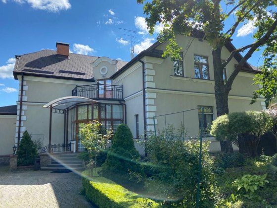 Пропонується до продажу просторий двоповерховий будинок Козин