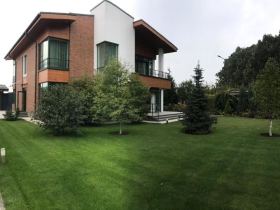 Очень стильное домовладение в закрытом КГ рядом с лесом и озерами! Крюковщина