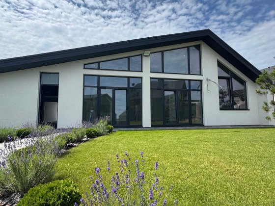 Сучасний будинок з ремонтом, двойним світлом та сонячною станцією Крюковщина