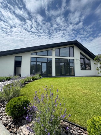 Сучасний будинок з ремонтом, двойним світлом та сонячною станцією - фото 1