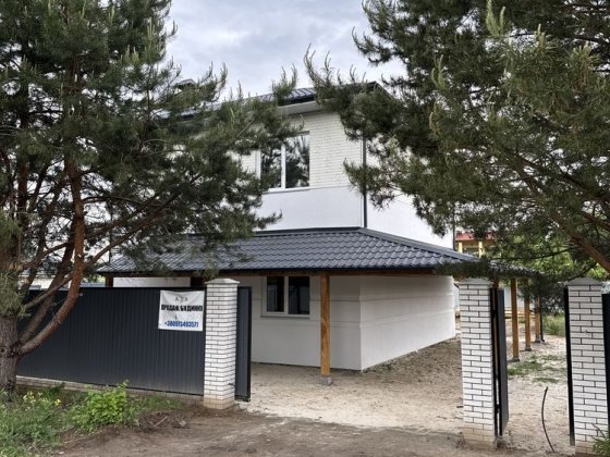 Якісний будинок з терасою і накриттям для авто за спеціальною ціною. Белогородка