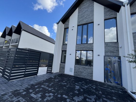 Таунхаус з ремонтом/меблями/ 107 кВм/ 2.7 соток/ Без комісії Святопетровское