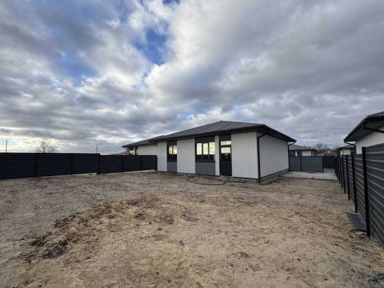 Одноповерховий будинок у Білогородці, поруч з школою та садочком Білогородка