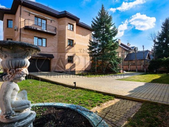Цегляний будинок з басейном в КМ Золоче, 500м2 Вишеньки