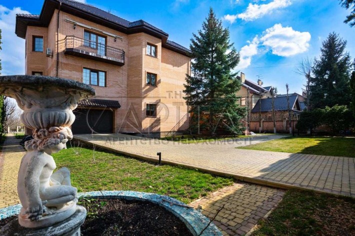 Цегляний будинок з басейном в КМ Золоче, 500м2 - фото 1