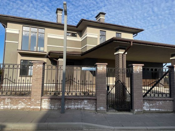 Котедж Роберт , КМ Золоче , Офіційний представник Вишеньки