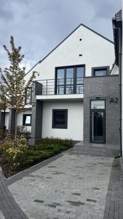 Таунхаус Чабани з ремонтом в закритому котеджному містечку. - фото 1